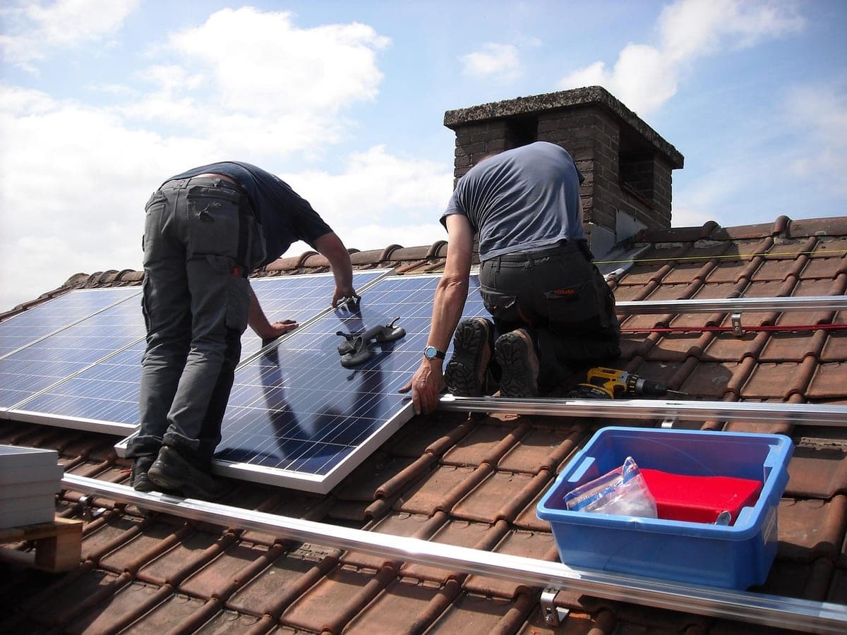 Installation photovoltaïque sur toiture pose en cours à Chartres (Eure-et-Loir)