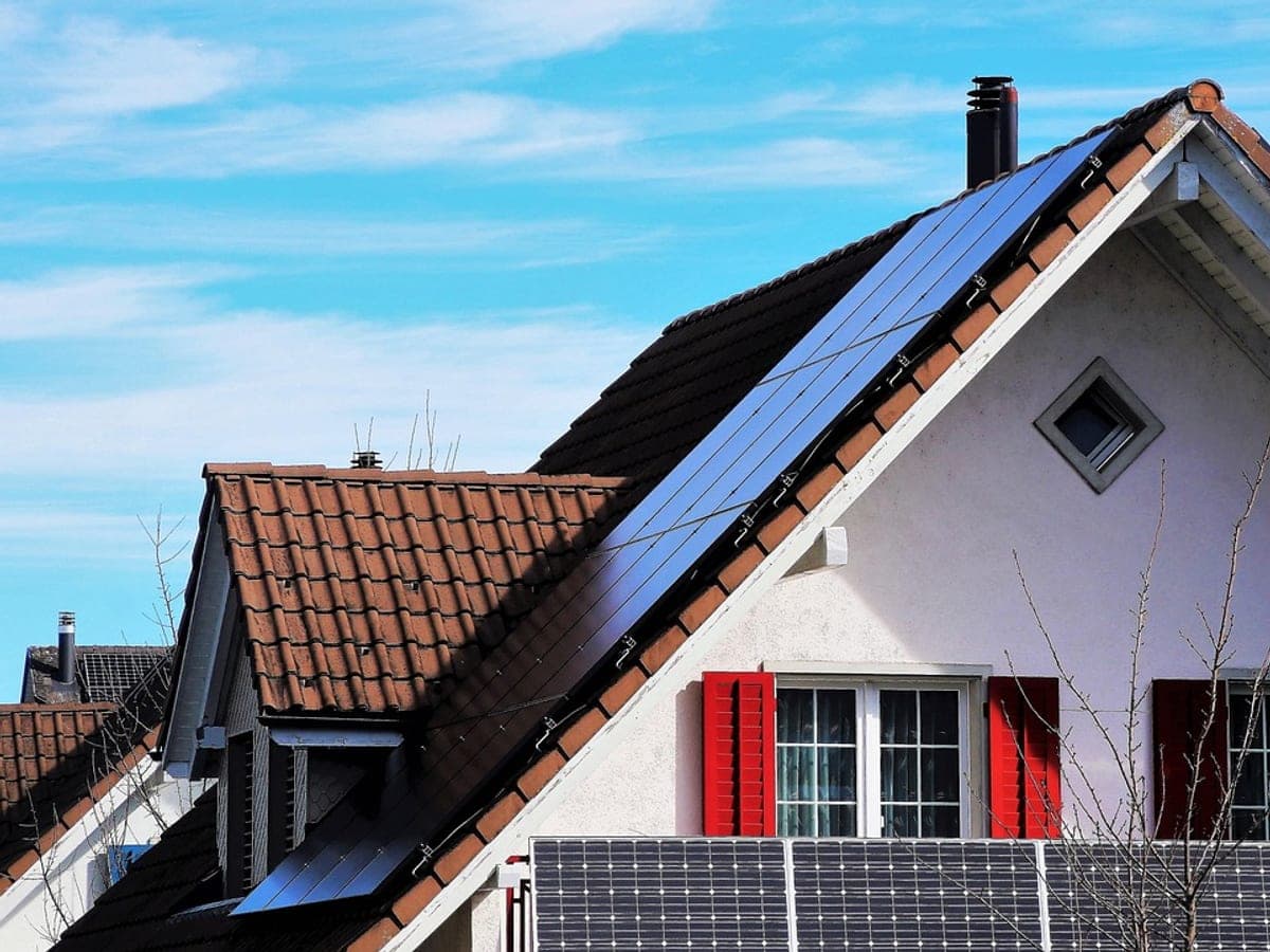 Installation photovoltaïque sur toiture tuile mécanique à Sonchamp (Yvelines)
